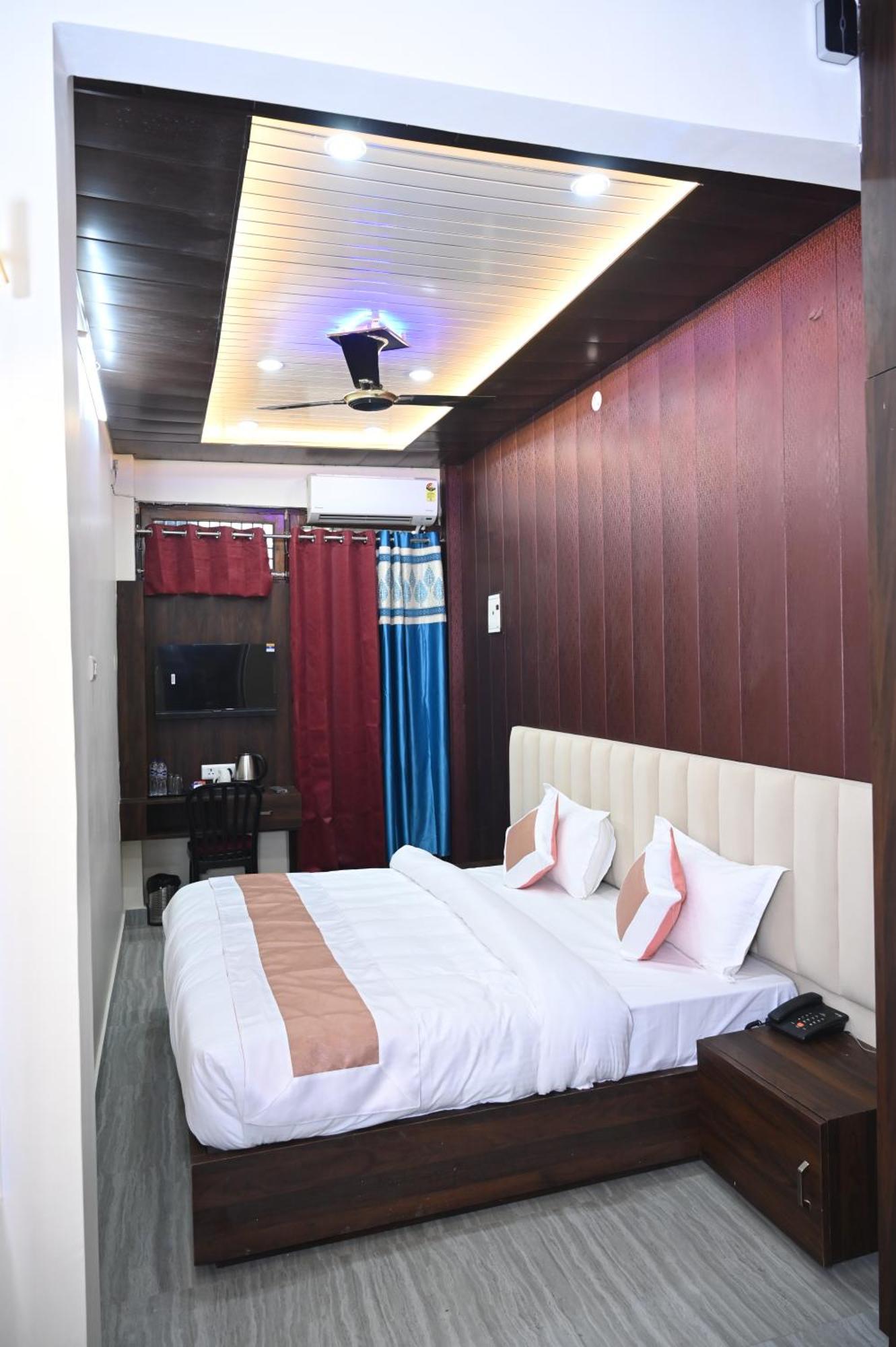 Sun High Stay Luxury Guest House Benares Buitenkant foto
